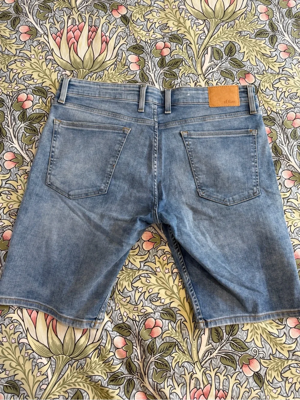 s.Oliver Classic Men's Denim Shorts - Light Blue Size 34. NWOT.